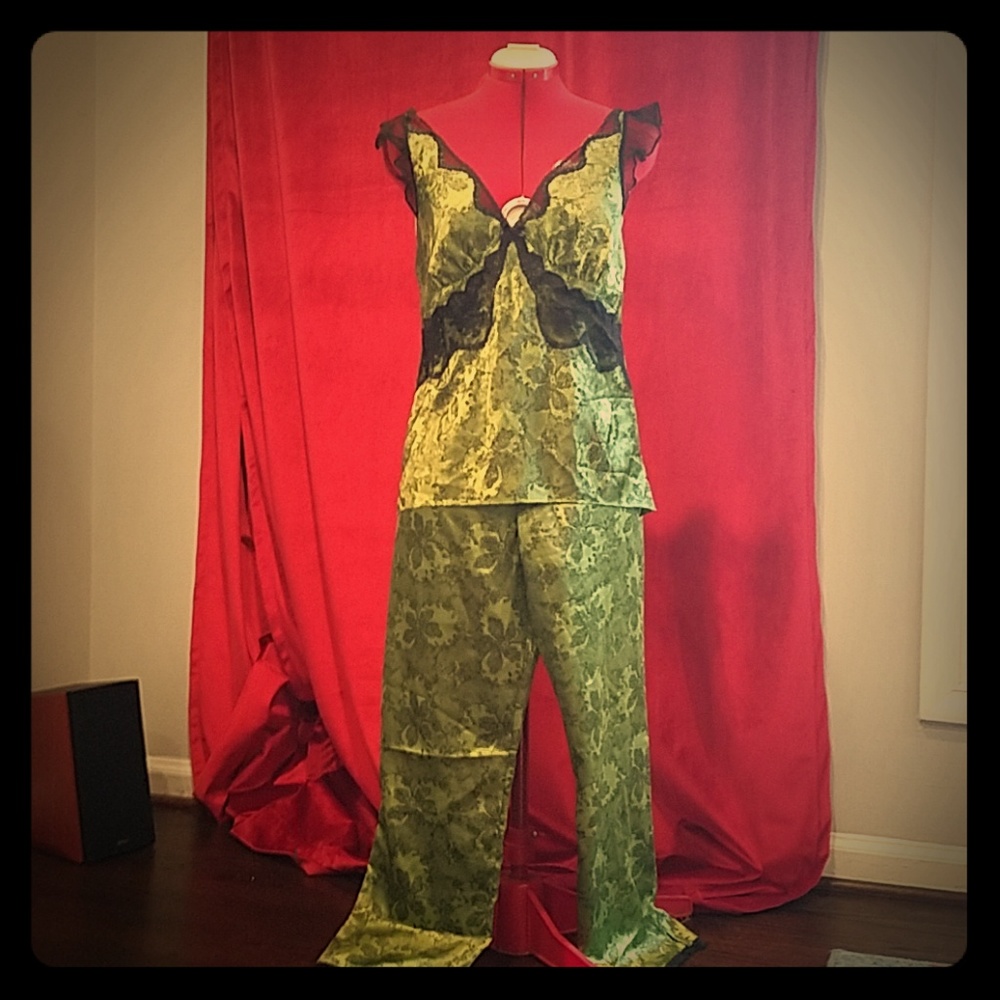 Betsey Johnson pjs large